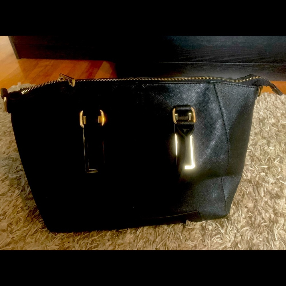 Aldo black bag worn a few times . In very good condition.